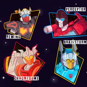 K&ouml;nnte beinhalten: Illustration von vier Robotercharakteren: Rewind, Perceptor, Chromedome und Brainstorm. Jeder Charakter ist in einer rautenf&ouml;rmigen Form mit einem Herzen umrahmt. Der Hintergrund ist dunkelblau mit wei&szlig;en Sternen. Die Charaktere sind in verschiedenen Farben.