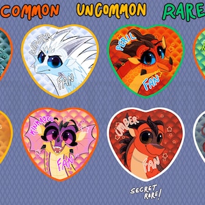 Puede incluir: Una colecci&oacute;n de ocho pegatinas en forma de coraz&oacute;n con ilustraciones de dragones estilizados. Cada pegatina incluye el nombre de un personaje y la palabra FAN. Las etiquetas superiores son COMMON, UNCOMMON y RARE. Las inferiores son SECRET RARE y SECRET x2 RARE.