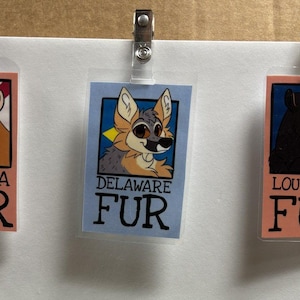 K&ouml;nnte beinhalten: Drei rechteckige Ausweish&uuml;llen aus Kunststoff mit Metallclips, die jeweils eine Cartoon-Tierillustration und Text zeigen. Die Ausweise tragen die Aufschriften FLORIDA FUR, DELAWARE FUR und LOUISIANA FUR mit einem Raubtier, einem Hund und einem B&auml;ren.