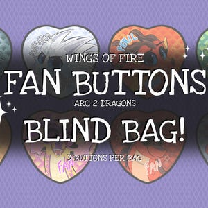Puede incluir: Ocho botones en forma de coraz&oacute;n con ilustraciones de dragones de Wings of Fire Arc 2. El texto dice Wings of Fire Fan Buttons Arc 2 Dragons Blind Bag! 3 buttons per bag. Cada bot&oacute;n muestra un personaje de drag&oacute;n &uacute;nico y la palabra Fan.