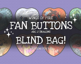 Op de afbeelding: Acht hartvormige knopen met illustraties van draken uit Wings of Fire Arc 2. De tekst luidt Wings of Fire Fan Buttons Arc 2 Dragons Blind Bag! 3 buttons per bag. Elke knoop toont een uniek drakenpersonage en het woord Fan.