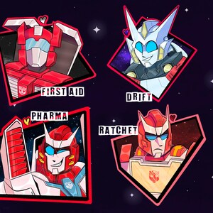 K&ouml;nnte beinhalten: Vier Cartoon-Portr&auml;ts von Transformers-Charakteren, jeweils in einem rautenf&ouml;rmigen Rahmen mit rotem Rand. Die Charaktere sind First Aid, Drift, Pharma und Ratchet. Jedes Portr&auml;t hat ein einzigartiges Farbschema und Design.