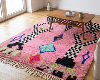 Ręcznie robiony dywan wełniany Beni Ourain – kremowy dywan berberyjski z Maroka – różowe linie diamentowe – miękki dywan na wymiar – wystrój salonu w stylu boho i minimalistycznym