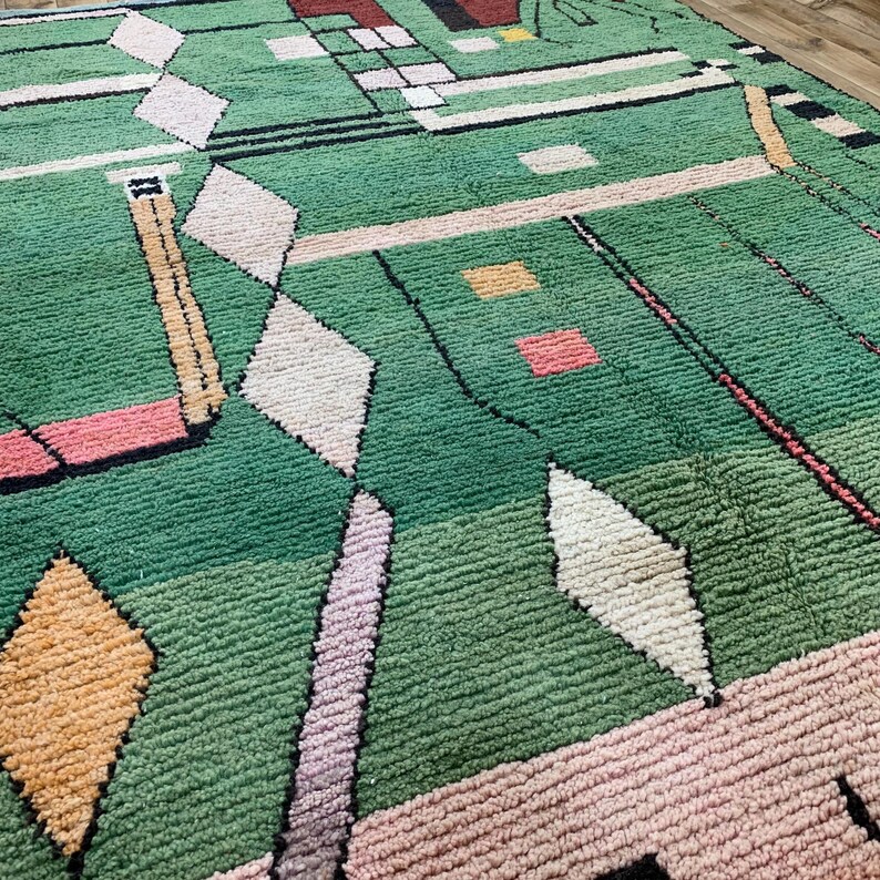 Artistic Moroccan Rug in Emerald Green & Red, Contemporary Abstract Wool Design, Unique Amazigh Carpet for Bohemian Decor