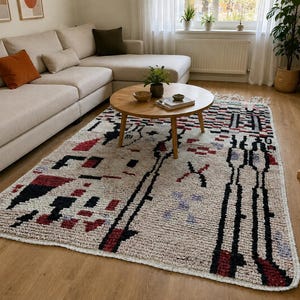 Abstract Moroccan wool rug in cream with black, dusty pink and burgundy geometric motifs – boho art carpet for living room or bedroom Art