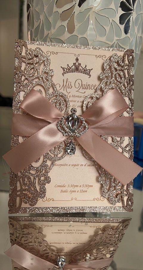 Invitación cortada a láser en color oro rosa y rubor para quinceañeras, dulces dieciséis, bodas y más