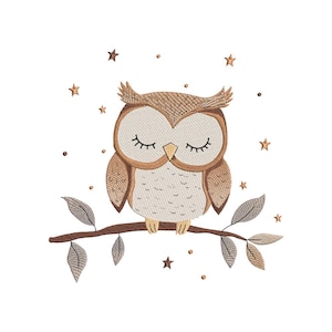 Könnte beinhalten: Gesticktes Design einer schlafenden Eule auf einem Ast, umgeben von Sternen. Die Eule hat braune und beige Farbtöne mit geschlossenen Augen, was eine friedliche und skurrile Ästhetik erzeugt. Das Design ist vor einem weißen Hintergrund.