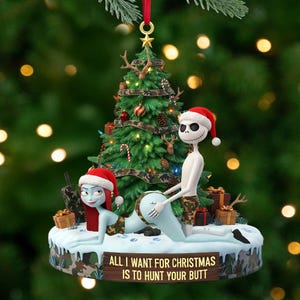 Pode incluir: Um enfeite de Natal com Jack Skellington e Sally de The Nightmare Before Christmas, usando gorros de Papai Noel e shorts camuflados. O enfeite tem o texto "ALL I WANT FOR CHRISTMAS IS TO HUNT YOUR BUTT". Uma árvore de Natal está ao fundo.