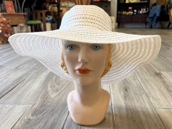 White floppy hotsell sun hat