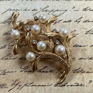 Vintage Trifari Brooch - C1950s - Goldtone Pearl