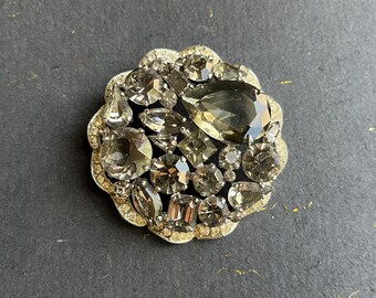 weiss jeweled circle pin 1950s glittery smoky rhinestone brooch