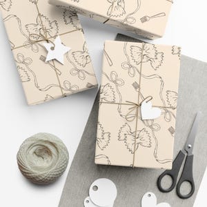 Papier do pakowania prezentów, wstążka estetyczna Bowtie Pasta Lover na tle złamanej bieli, artykuły imprezowe, opakowania prezentów, rękodzieło DIY, dekoracje świąteczne,