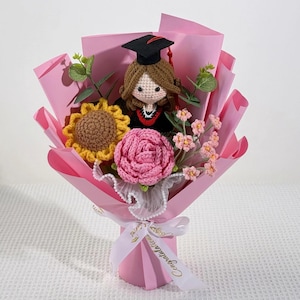 Crochet Graduation Bouquet – Handmade Class of 2026 Gift with Custom Graduate Doll & Flowers Pink B