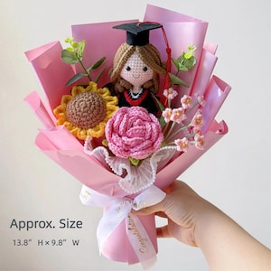 Gehäkelter Abschluss-Blumenstrauß - handgemachtes Geschenk der Klasse von 2026 mit benutzerdefinierter graduiertenpuppe & Blumen