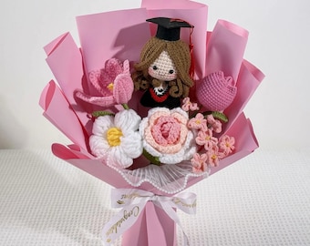 Ramo de graduación de crochet: regalo hecho a mano para la generación de 2026 con muñeca de graduación personalizada y flores.