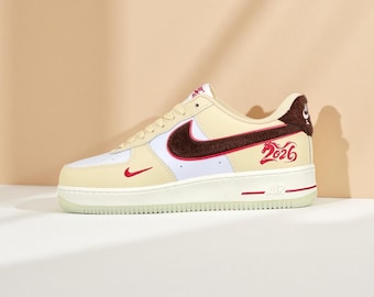 Benutzerdefinierte gelbe und weiße AF1 Sneakers | Handgemaltes Reiter Design 2026 | Geschenk zum Vatertag