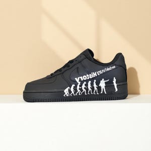 Tênis AF1 Anti-Guerra Personalizados – Evolução Humana para a Destruição – Grafite Preto e Branco Pintado à Mão – Presente de Arte de Protesto Exclusivo