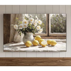 Peut inclure: Une peinture de nature morte représentant un vase blanc rempli de marguerites blanches et de citrons sur une table devant une fenêtre. La peinture est réalisée dans un style réaliste avec des coups de pinceau doux.