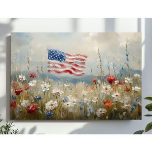 Puede incluir: Una pintura al óleo representa la bandera estadounidense ondeando sobre un campo de flores silvestres. Se ven las rayas rojas y blancas y el campo de estrellas azules de la bandera. Las flores son blancas, rojas y azules, con tallos y hojas verdes. El fondo es un cielo suave y nublado.