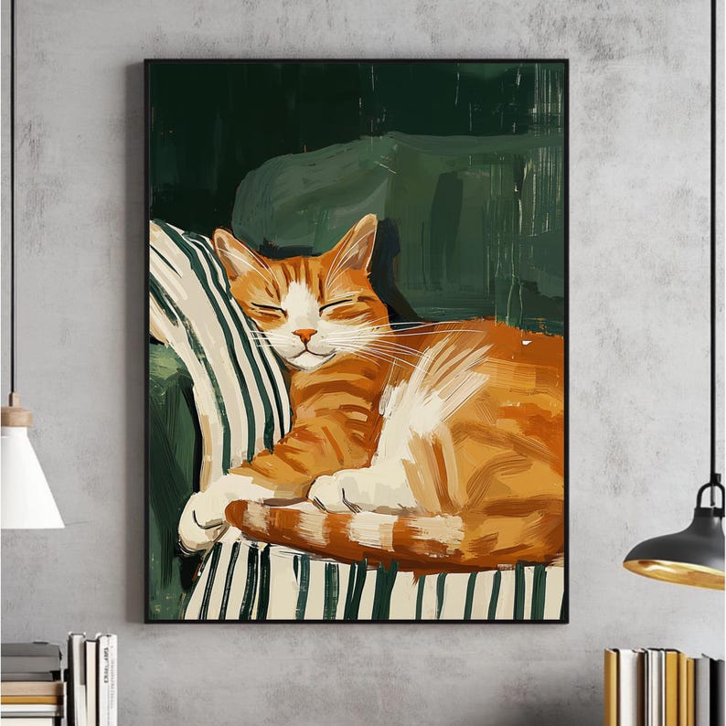 Pu&ograve; includere: Stampa artistica incorniciata di un gatto arancione addormentato. Il gatto &egrave; raggomitolato su un cuscino a righe, su uno sfondo verde. L'opera d'arte ha uno stile pittorico, con pennellate visibili e una calda tavolozza di colori.