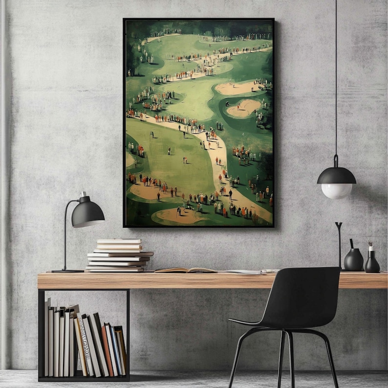 Może przedstawiać: Oprawiony wydruk przedstawiający scenę z pola golfowego. Grafika przedstawia zielone pole golfowe z licznymi ludźmi, drzewami i piaskownicami. Wydruk jest w czarnej ramie i wisi na szarej betonowej ścianie nad drewnianym biurkiem.