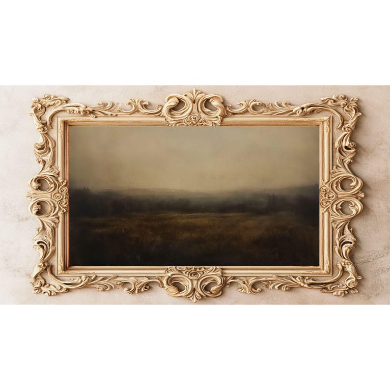 K&ouml;nnte beinhalten: Ein Landschaftsgem&auml;lde in einem verzierten goldenen Rahmen. Das Gem&auml;lde zeigt eine neblige, verschwommene Szene mit einem Feld im Vordergrund und B&auml;umen in der Ferne.