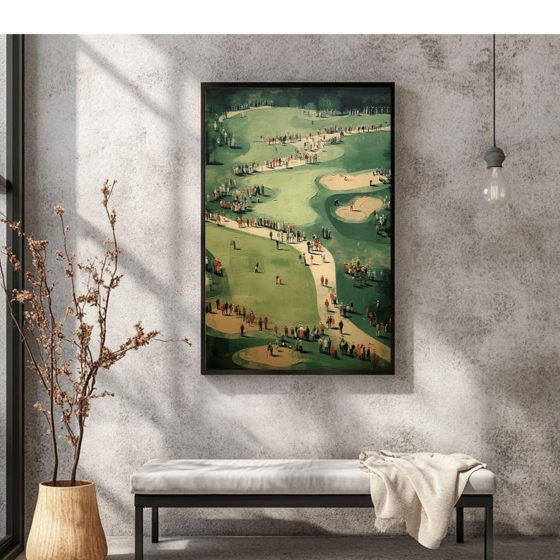 Może przedstawiać: Oprawiony wydruk przedstawiający pole golfowe. Grafika przedstawia szczeg&oacute;łowy widok z lotu ptaka na pole golfowe z graczami i widzami. Paleta kolor&oacute;w obejmuje odcienie zieleni, brązu i beżu, z czarną ramą. Wydruk jest eksponowany na szarej ścianie.