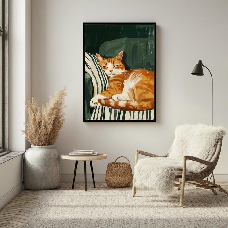 Pu&ograve; includere: Una stampa artistica incorniciata raffigura un gatto tabby arancione addormentato su una sedia a strisce verdi e bianche. L'opera d'arte ha una cornice nera ed &egrave; esposta in una stanza ben illuminata con toni neutri. Il gatto &egrave; rannicchiato, apparendo rilassato.
