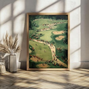 Może przedstawiać: Oprawiony wydruk przedstawiający scenę z pola golfowego. Grafika przedstawia zielone pole golfowe z licznymi ludźmi, drzewami i piaskownicami. Wydruk jest w drewnianej ramie i jest eksponowany na drewnianej podłodze.