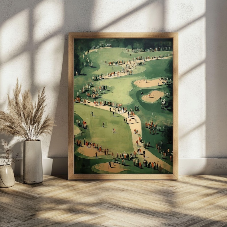 Może przedstawiać: Oprawiony wydruk przedstawiający scenę z pola golfowego. Grafika przedstawia zielone pole golfowe z licznymi ludźmi, drzewami i piaskownicami. Wydruk jest w drewnianej ramie i jest eksponowany na drewnianej podłodze.