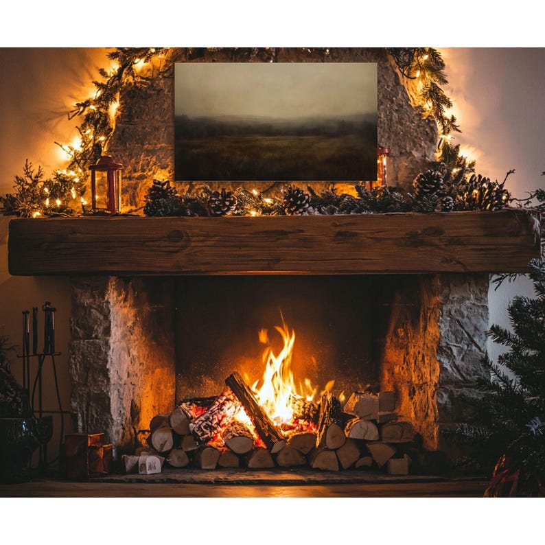 K&ouml;nnte beinhalten: Ein Kamin mit einem prasselnden Feuer, umgeben von einem Steinmantel und einer Girlande aus Kiefern&auml;sten und Lichtern. &Uuml;ber dem Kamin h&auml;ngt ein Gem&auml;lde einer nebeligen Landschaft.