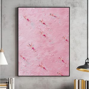 Arte digital de parede com pequenos nadadores na piscina, pintura aérea de piscina rosa, decoração abstrata e lúdica para banheiro, pôster de verão para imprimir e transmitir alegria.