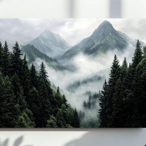 Wald Berge digitale Wandkunst, neblige neblige Berge Fotografie Druck, grüne Waldlandschaft, großes Naturbild, druckbare Wandkunst