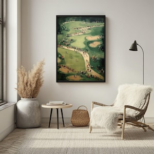Może przedstawiać: Oprawiony wydruk przedstawiający scenę z pola golfowego z graczami i widzami. Grafika przedstawia zielony fairway, pułapki piaskowe i krętą ścieżkę. Wydruk jest eksponowany w pokoju o neutralnej palecie kolor&oacute;w, z dekoracyjnym wazonem i wiklinowym krzesłem.