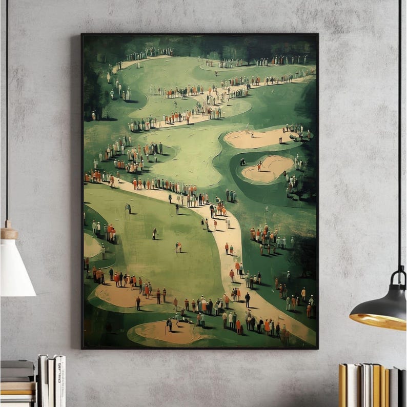 Może przedstawiać: Artystyczny nadruk przedstawiający scenę z pola golfowego, z zielonym krajobrazem i licznymi ludźmi. Grafika ma styl vintage, z naciskiem na układ pola i tłum widz&oacute;w. Paleta kolor&oacute;w obejmuje odcienie zieleni, brązu i pomarańczy.