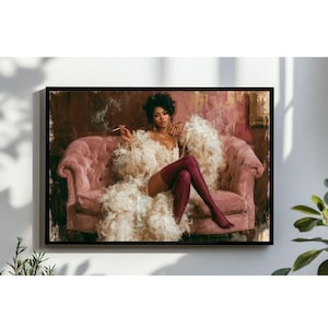Arte digitale astratta di una donna alla moda seduta su un divano, con dettagli rosa e rubino, decorazione glamour per la stanza, poster artistico di una ragazza trendy, stampa ad acquerello magenta, download.