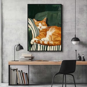Pu&ograve; includere: Una stampa artistica incorniciata raffigura un gatto arancione addormentato su un cuscino a righe verdi e bianche. La pittura utilizza morbide pennellate e lo sfondo &egrave; verde tenue. L'opera d'arte &egrave; esposta su una parete sopra una scrivania di legno.
