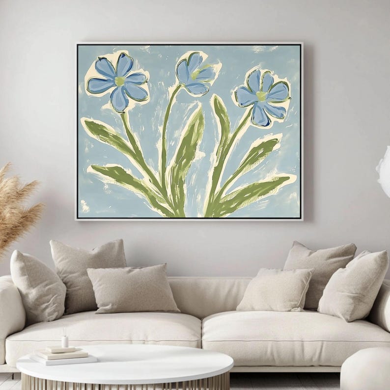 Puede incluir: Una pintura de tres flores azules con tallos y hojas verdes sobre un fondo azul claro.
