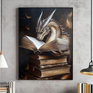 Fantasy Dragon Book Wall Art, Mityczny Miłośnik Książek Dekoracja Ścienna, Biblioteka Fantasy do Wydruku, Cyfrowy Plik Czytania Smoka