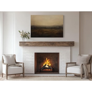 K&ouml;nnte beinhalten: Ein wei&szlig;er Ziegelkamin mit einem Holzmantel und einem brennenden Feuer im Inneren. Der Kamin befindet sich in einem Raum mit zwei wei&szlig;en Sesseln und einem Gem&auml;lde &uuml;ber dem Kamin.