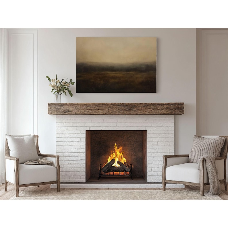 K&ouml;nnte beinhalten: Ein wei&szlig;er Ziegelkamin mit einem Holzmantel und einem brennenden Feuer im Inneren. Der Kamin befindet sich in einem Raum mit zwei wei&szlig;en Sesseln und einem Gem&auml;lde &uuml;ber dem Kamin.