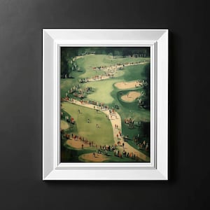 Może przedstawiać: Oprawiony wydruk przedstawiający pole golfowe, z zielonym krajobrazem i licznymi osobami. Grafika jest prezentowana w białej ramie na czarnym tle. Wydruk przedstawia szczeg&oacute;łowy widok pola, z golfistami i widzami.
