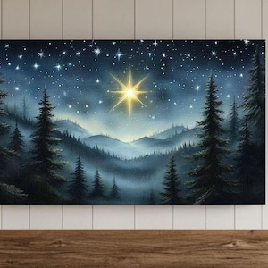 Puede incluir: Una pintura de un cielo nocturno estrellado con una estrella brillante que brilla sobre un bosque oscuro y montañas. El cielo es de un azul profundo con estrellas blancas y las montañas son de un azul oscuro con una neblina azul claro.