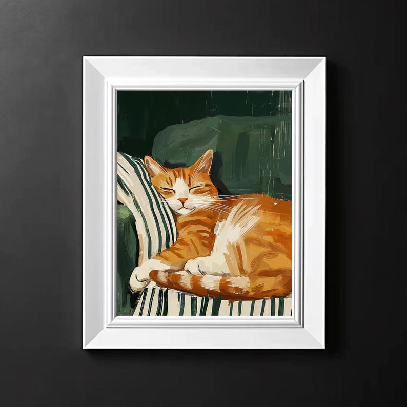 Pu&ograve; includere: Una stampa artistica incorniciata di un gatto tabby arancione che dorme. Il gatto &egrave; rannicchiato su un cuscino a strisce, su uno sfondo verde. L'opera d'arte &egrave; in una cornice bianca, creando una scena accogliente.