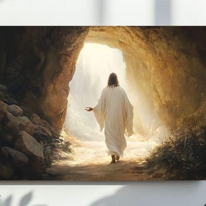 Puede incluir: Una pintura que representa una figura con una túnica blanca saliendo de una cueva hacia una luz brillante. La cueva está hecha de piedra tosca marrón y la luz brilla a través de la abertura.