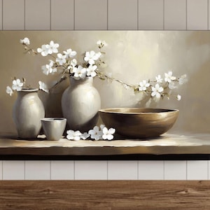Pode incluir: Uma pintura de natureza morta com uma tigela marrom e três vasos de cerâmica cinza com flores brancas. O fundo é bege claro.