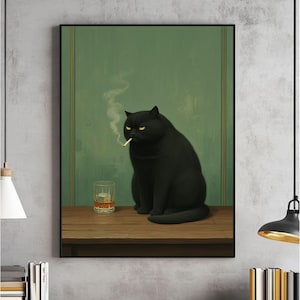 以下が含まれることがあります： タバコを吸う黄色い目の黒猫が描かれた、額入りのアートプリント。猫は、氷の入ったウイスキーのグラスの隣の木製の表面に座っています。背景はくすんだ緑色です。