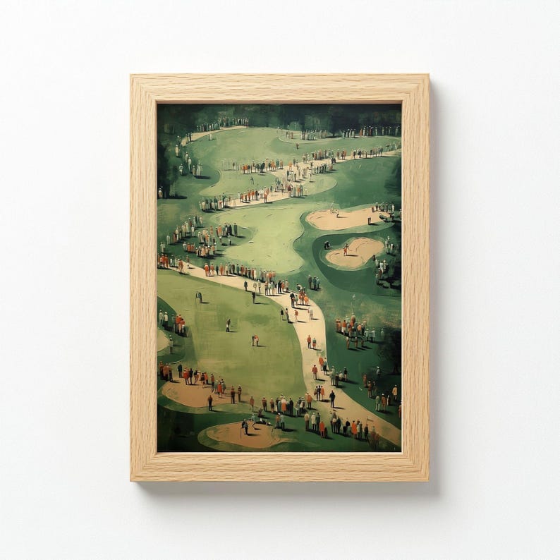 Może przedstawiać: Oprawiony wydruk przedstawiający scenę z pola golfowego. Grafika przedstawia zielone pole golfowe z licznymi ludźmi, drzewami i piaskownicami. Wydruk jest w jasnej drewnianej ramie, dodając naturalnego charakteru dziełu. Og&oacute;lna paleta kolor&oacute;w zdominowana jest przez zielenie i brązy.