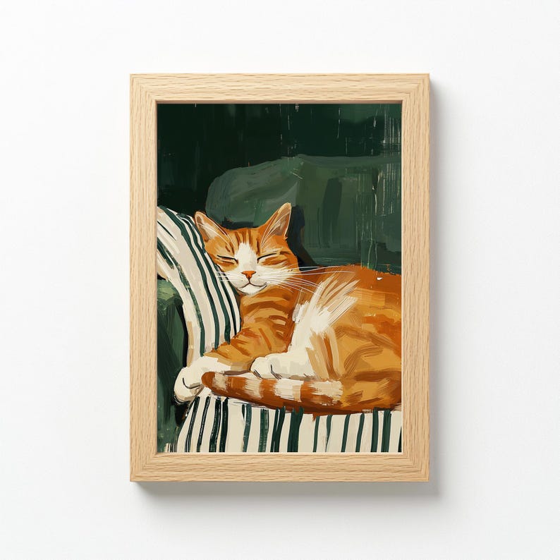 Pu&ograve; includere: Una stampa artistica incorniciata raffigura un gatto tabby arancione addormentato con segni bianchi. Il gatto &egrave; rannicchiato su un cuscino a strisce, su uno sfondo verde scuro. L'opera d'arte &egrave; racchiusa in una cornice di legno chiaro, creando una scena serena.