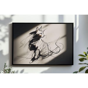 Könnte beinhalten: Ein gerahmtes Kunstwerk mit einer minimalistischen Strichzeichnung einer Katze. Die Schwarz-Weiß-Skizze zeigt eine sitzende Katze mit zarten Linien und Schatten, vor einem neutralen Hintergrund. Das Kunstwerk ist in einem schwarzen Rahmen eingefasst.